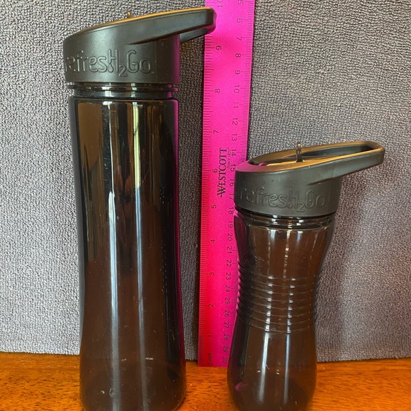 Six various water bottles - Picture 6 of 12